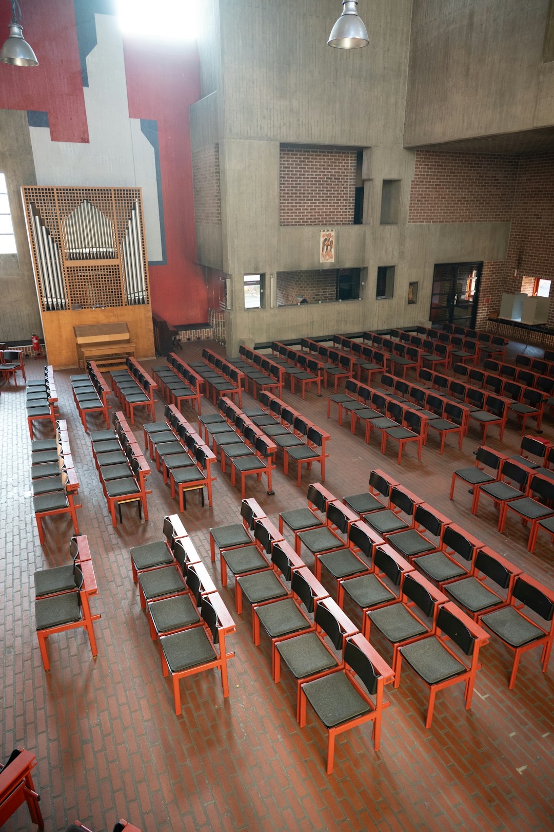 Services rows-of-empty-chairs-in-a-large-hall-with-organ-qhc8gt0wjck